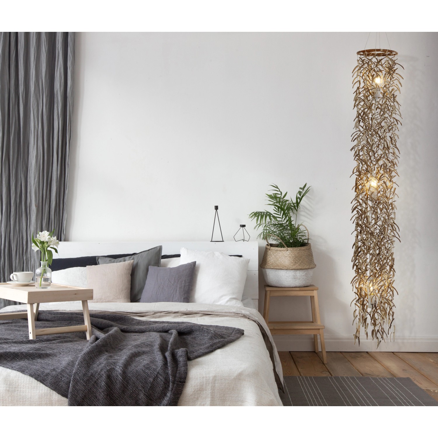 Näve Pendelleuchte Kokos, 180 cm, im Schlafzimmer. Hängeleuchte mit Kokosnussschalen-Verzierung.