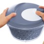 Rotho Salatschleuder Fresh 4,5 l in Horizontblau, bedienbar mit zwei Händen.