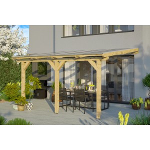 Skan Holz Terrassenüberdachung Bormio aus Leimholz mit klarer Polycarbonat-Dacheindeckung.