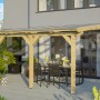 Skan Holz Terrassenüberdachung Bormio aus Leimholz mit klarer Polycarbonat-Dacheindeckung.