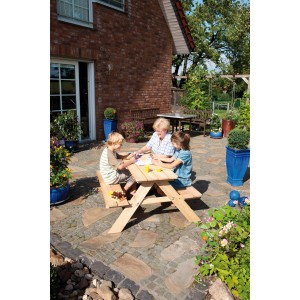 Winnetoo Picknicktisch aus Lärche mit Kindern im Garten.