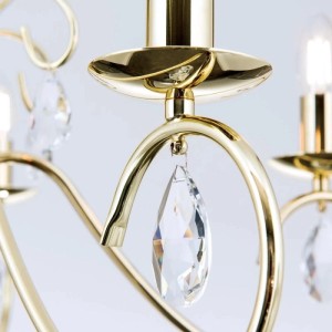 Goldener Kronleuchter Alessia mit geschwungenen Armen und funkelndem Kristallanhänger. Luxuriöse Deckenleuchte.