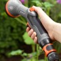 Gardena Comfort Gartenbrause in Hand, grau/orange, für sanfte Bewässerung empfindlicher Pflanzen.