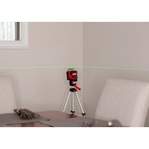 Skil Kreuzlinienlaser 1961DA mit Stativ projiziert grüne Laserlinie an Wand.