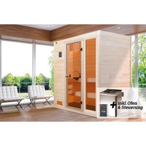 Weka Massivholzsauna Valida 2 Sparset mit Glastür und Ofen vor Fensterfront.