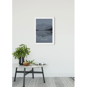 Komar Wandbild Word Lake Steel, 50x70 cm, mit Bergsee-Motiv im weißen Rahmen.