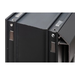 Detailaufnahme der Aluminium-Schiebetür des Palmako Gartenhauses Amanda Slide Plus.