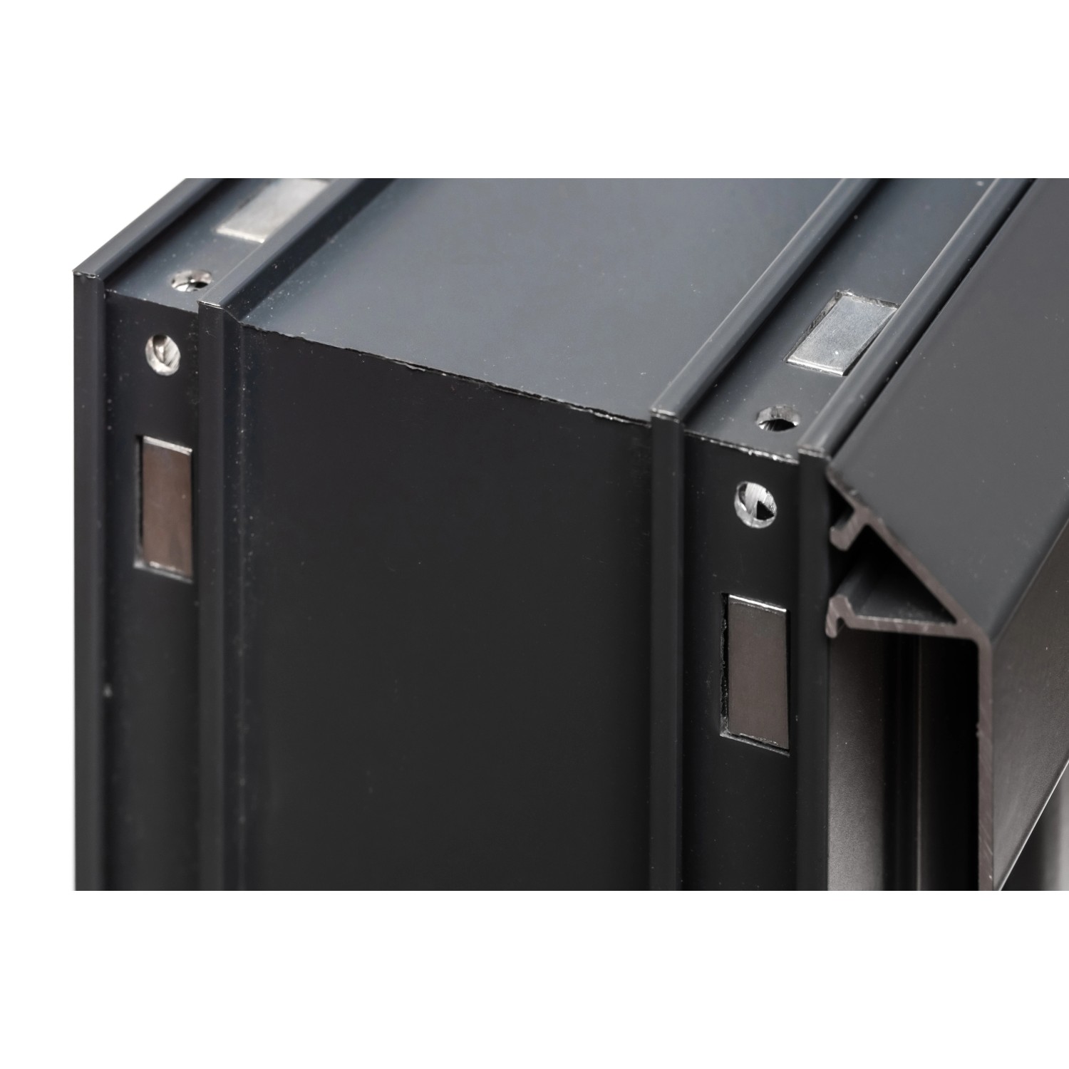 Detailaufnahme der Aluminium-Schiebetür des Palmako Gartenhauses Amanda Slide Plus.