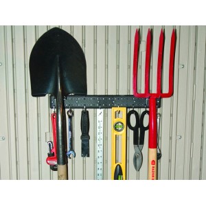 Lifetime Werkzeughalteleiste mit Werkzeugen und Gartengeräten an einer Wand im Gerätehaus.