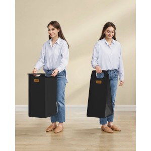 Songmics Wäschesammler Stevie, 150 l, mit 4 Fächern in Schwarz-Grau, von Frauen getragen.