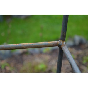 Detailansicht Eleo Obelisk Catania Groß, unbeschichtet, mit Rostansatz. Rankhilfe für Garten und Balkon.