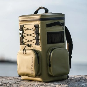 Petromax Kühlrucksack 7 l in Sand: Isoliert, wasserdicht, mit Tragegurten und Zubehörschlaufen.