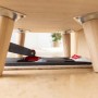 Vileda H2PrO Flachwischer im Einsatz unter Tisch, ideal für schwer erreichbare Stellen.