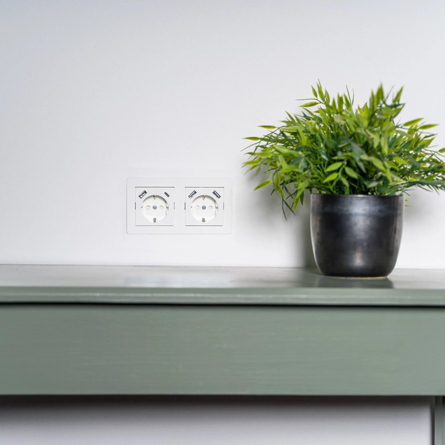 Weiße ProCharge Steckdose mit 2 USB-A Anschlüssen in Wand montiert.