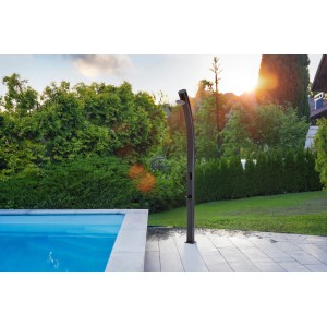 Schwarze Steinbach Solardusche Compact 25 l neben Pool im Garten.