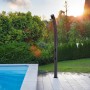 Schwarze Steinbach Solardusche Compact 25 l neben Pool im Garten.
