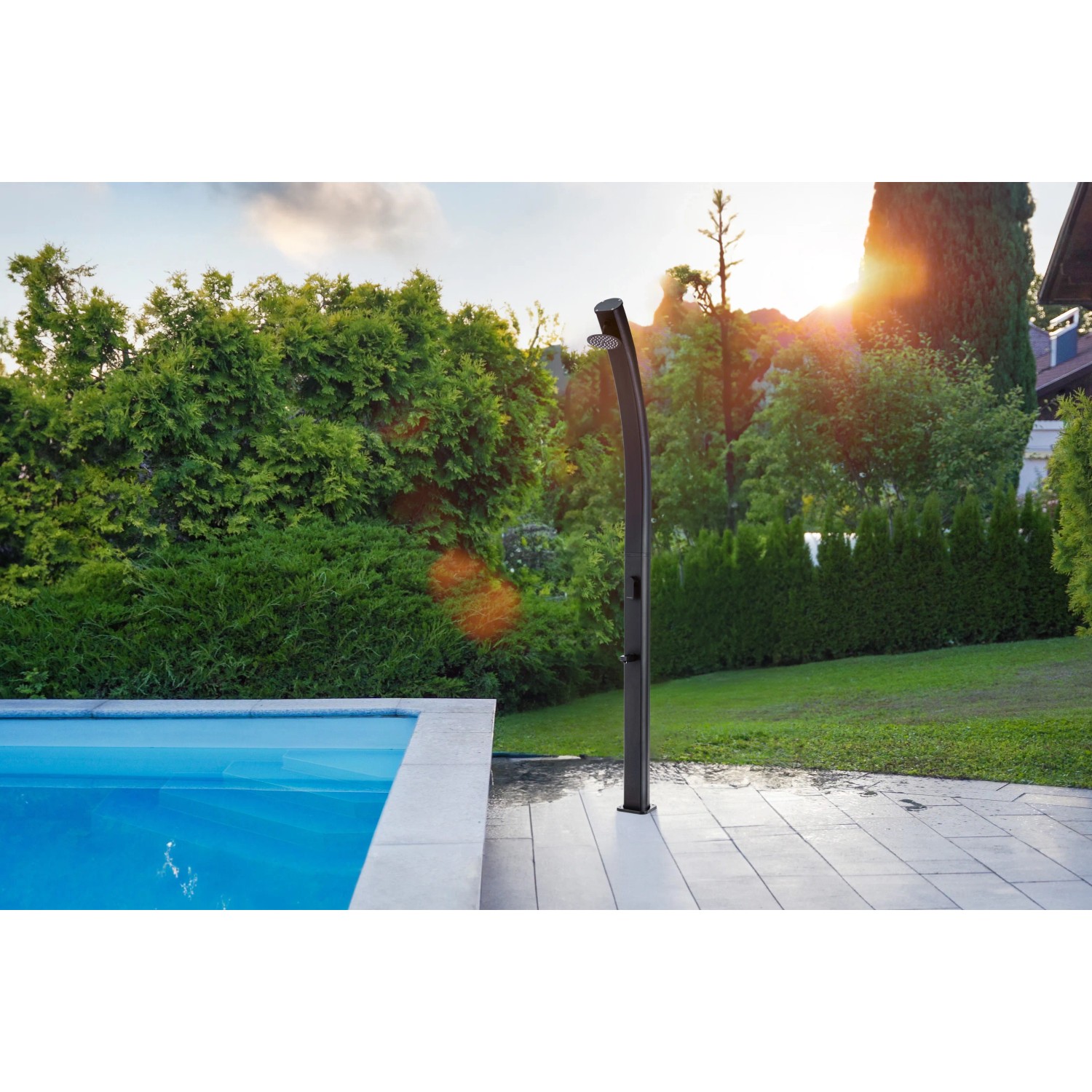 Schwarze Steinbach Solardusche Compact 25 l neben Pool im Garten.