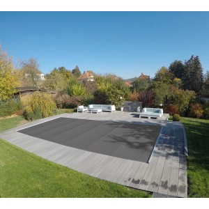 Anthrazitfarbene Chemoform Pool-Rollabdeckung Flex 650x350 cm auf Pool montiert.