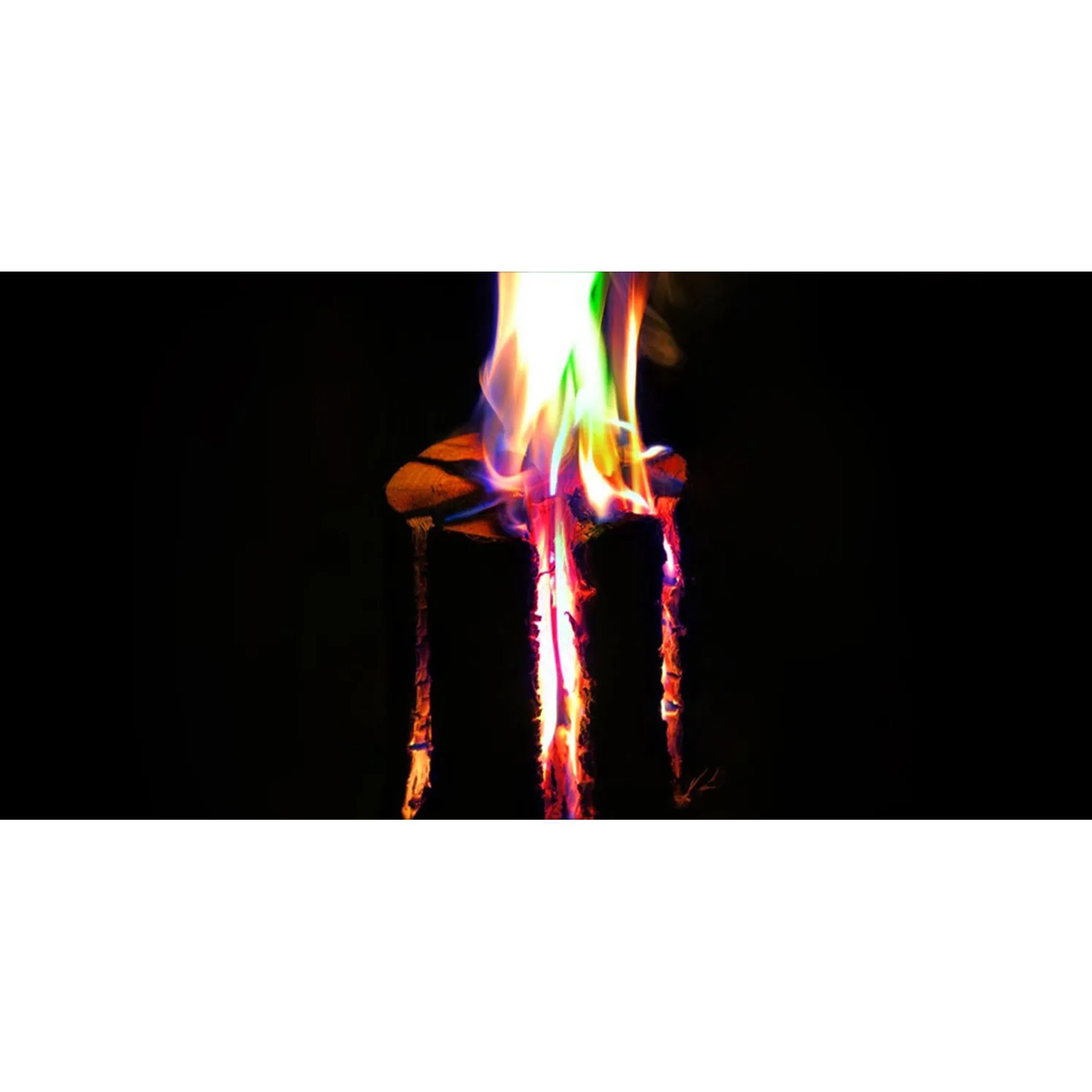 Buntes Feuer mit Feuerfarbe: Flammen in Rot, Orange, Gelb, Grün, Blau und Lila.