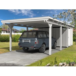 Weißer Skan Holz Carport Emsland mit Abstellraum und geparktem Auto.