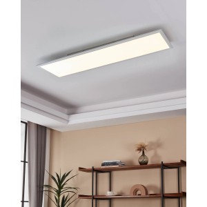Weiße, rechteckige Eglo LED-Deckenleuchte Salobrena (120x30 cm) an Zimmerdecke.
