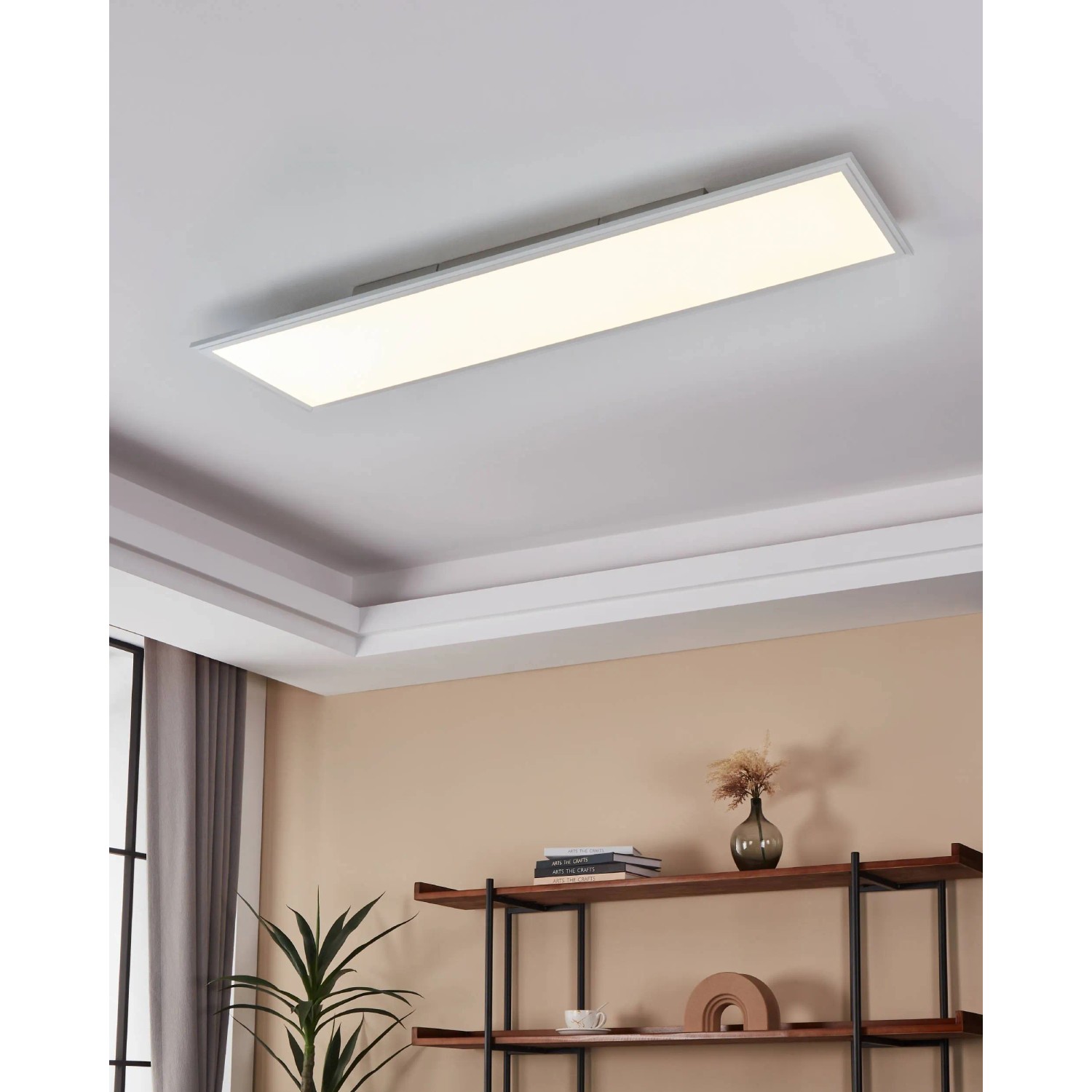 Weiße, rechteckige Eglo LED-Deckenleuchte Salobrena (120x30 cm) an Zimmerdecke.