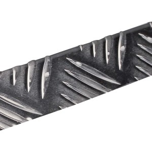 Nahaufnahme eines silbernen, ungleichschenkligen Arcansas Winkelprofils aus Aluminium.
