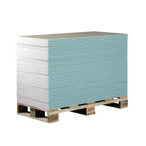 Stapel imprägnierter Gipskarton Miniboards 12,5 mm x 600 mm x 1200 mm auf Palette.