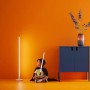 Smarte WiZ LED Stehleuchte Pole, weiß, mit Kind im Raum. Farbtemperatur und Helligkeit einstellbar.