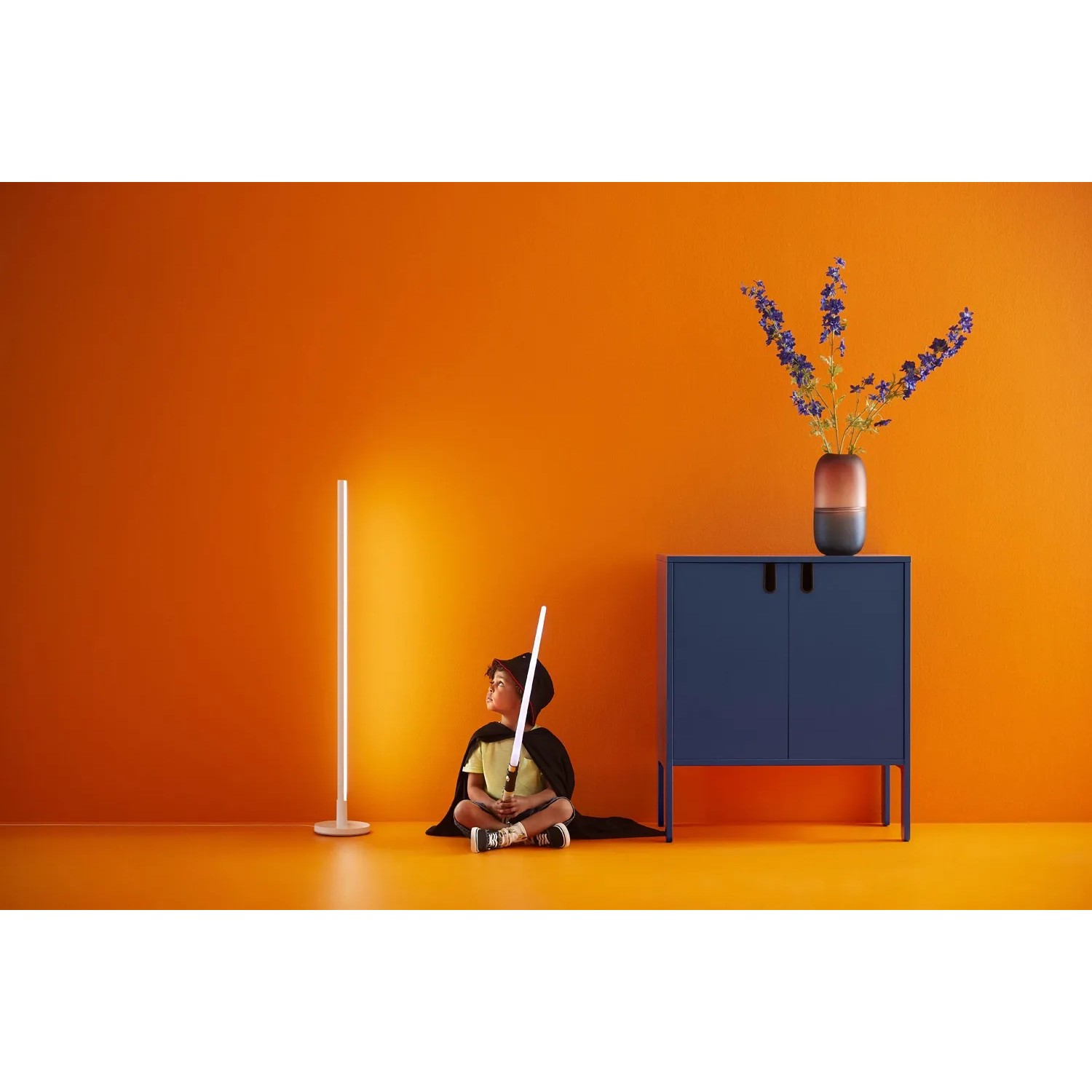 Smarte WiZ LED Stehleuchte Pole, weiß, mit Kind im Raum. Farbtemperatur und Helligkeit einstellbar.