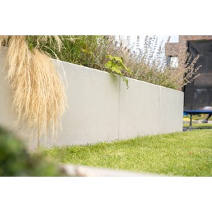Grauer Diephaus L-Stein bewehrt (180x100x100x8 cm) als Einfassung im Garten.