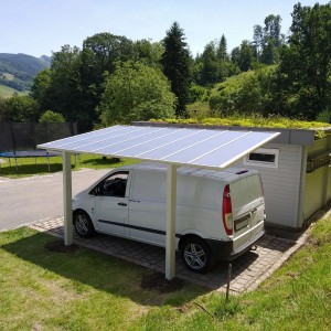 Weißes Ximax Carport Linea-80 mit transparentem Dach und geparktem Transporter vor grüner Landschaft.