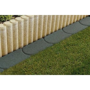 Anthrazit Mähkante aus Beton zur Rasenbegrenzung im Garten.