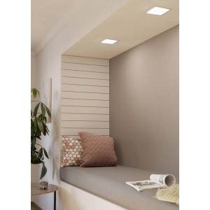 Zwei weiße Eglo LED-Einbauspots Fueva 5 in Decke über Sitzecke. Quadratisch, 16,6 cm.
