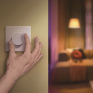 Hand bedient weißen Philips Smart-Dial-Schalter zur Lichtsteuerung. Konfigurierbarer Drehregler für smarte Leuchten.
