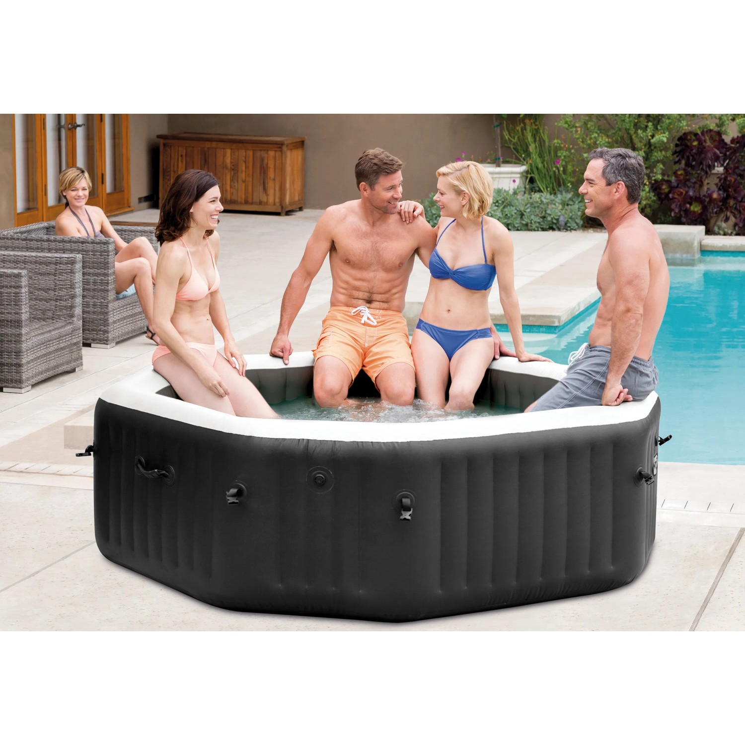 Intex PureSpa Octagon Whirlpool mit Personen im Garten, Entspannung im Outdoor-Bereich.