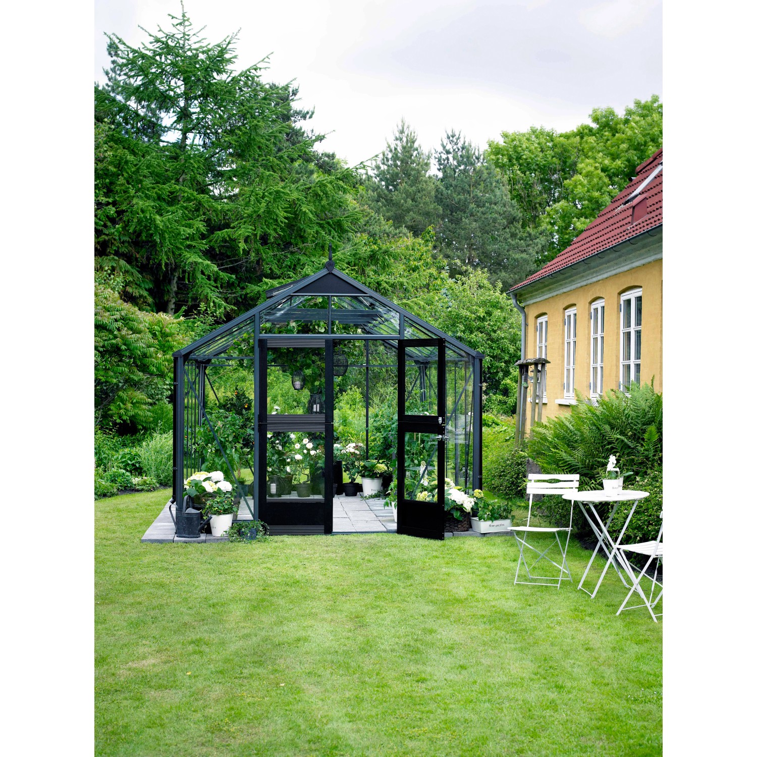 Juliana Gewächshaus Premium 13 Anthrazit im Garten mit geöffneter Tür.