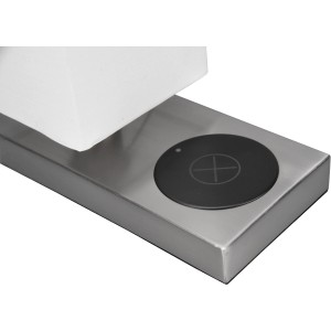 Detailaufnahme: Reality Tischleuchte Haley mit induktiver Ladestation in Nickel Matt.