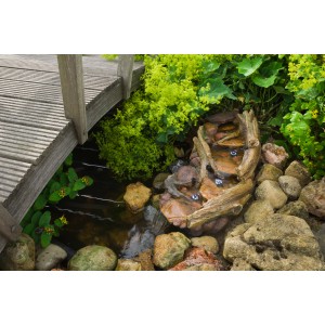 Ubbink Bachlauf Reventon mit LED, naturnahe Holzoptik, eingebettet in Steine und Pflanzen am Gartenteich.