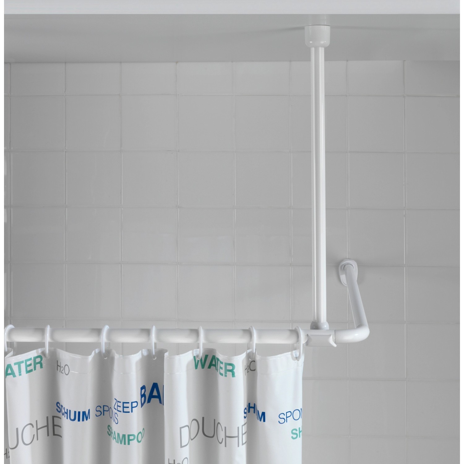 Wenko Deckenstütze, weiß, für Teleskop Duschstange (25mm) montiert im Badezimmer.