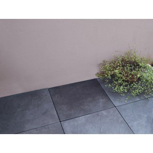 Dunkelgraue Onek WPC-Fliese Mixtile 40x40 cm, verlegt im Außenbereich.