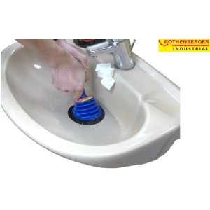 Rothenberger Mini Saugglocke Ropü im Waschbecken im Einsatz zur Abflussreinigung.