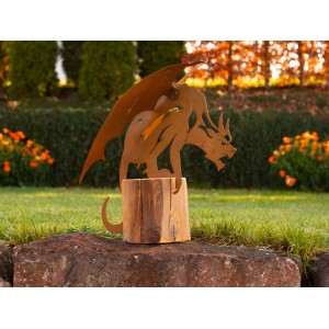 Ferrum Art Design Gargoyle Figur aus Metall auf Altholzbalken als Gartendeko.