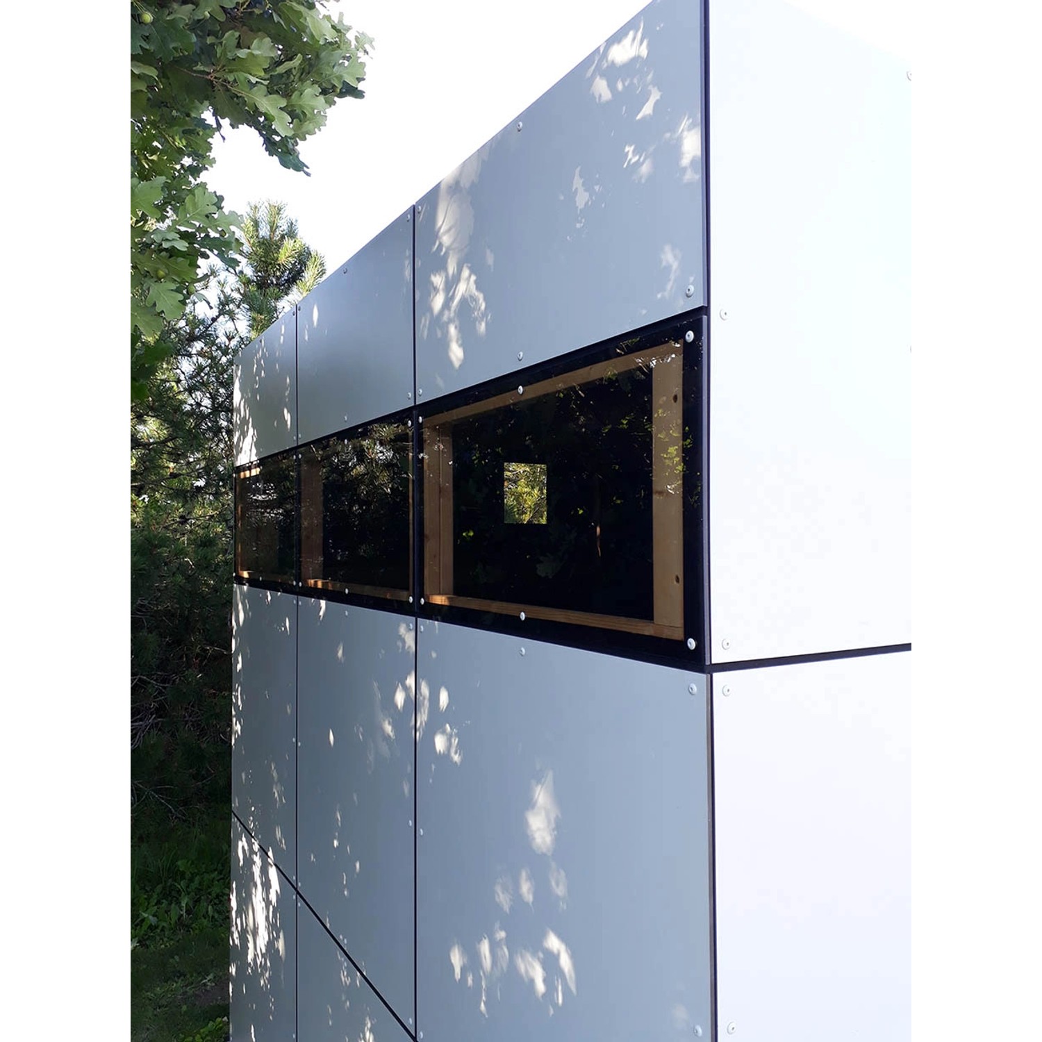 Modernes Bertilo Gartenhaus mit HPL Fassade in Italian Walnut und Fenster.