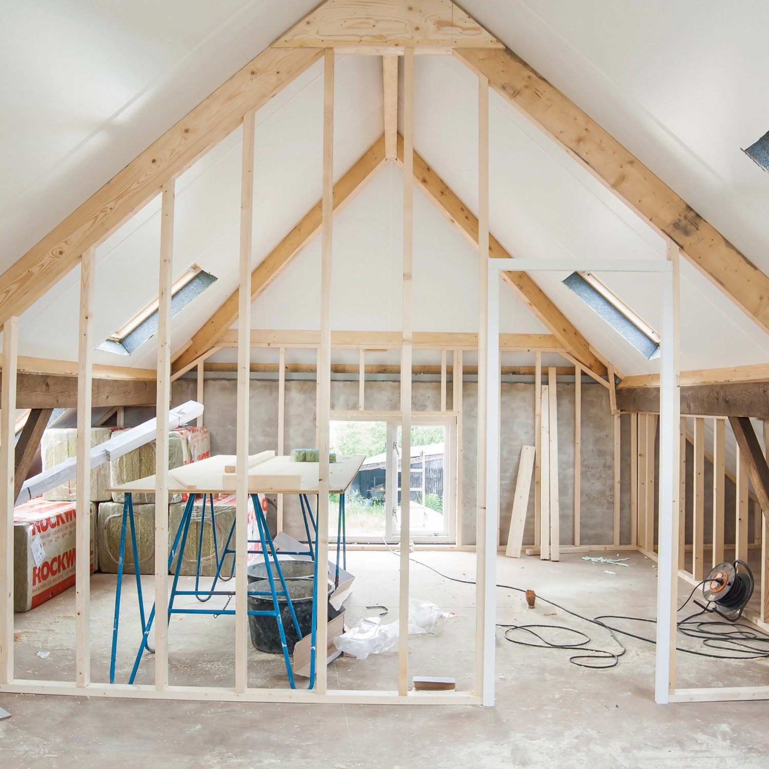 Holzkonstruktion im Dachausbau mit Fichte/Tanne Holzlatten 19x74x2000 mm.