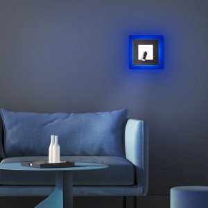 LED-Wandspot Alfie in Weiß und Schwarz mit RGB-Beleuchtung an blauer Wand.