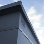 Detailansicht: Weka Metall-Gerätehaus Gary in Anthrazit, Ecke mit Lüftungsgitter.