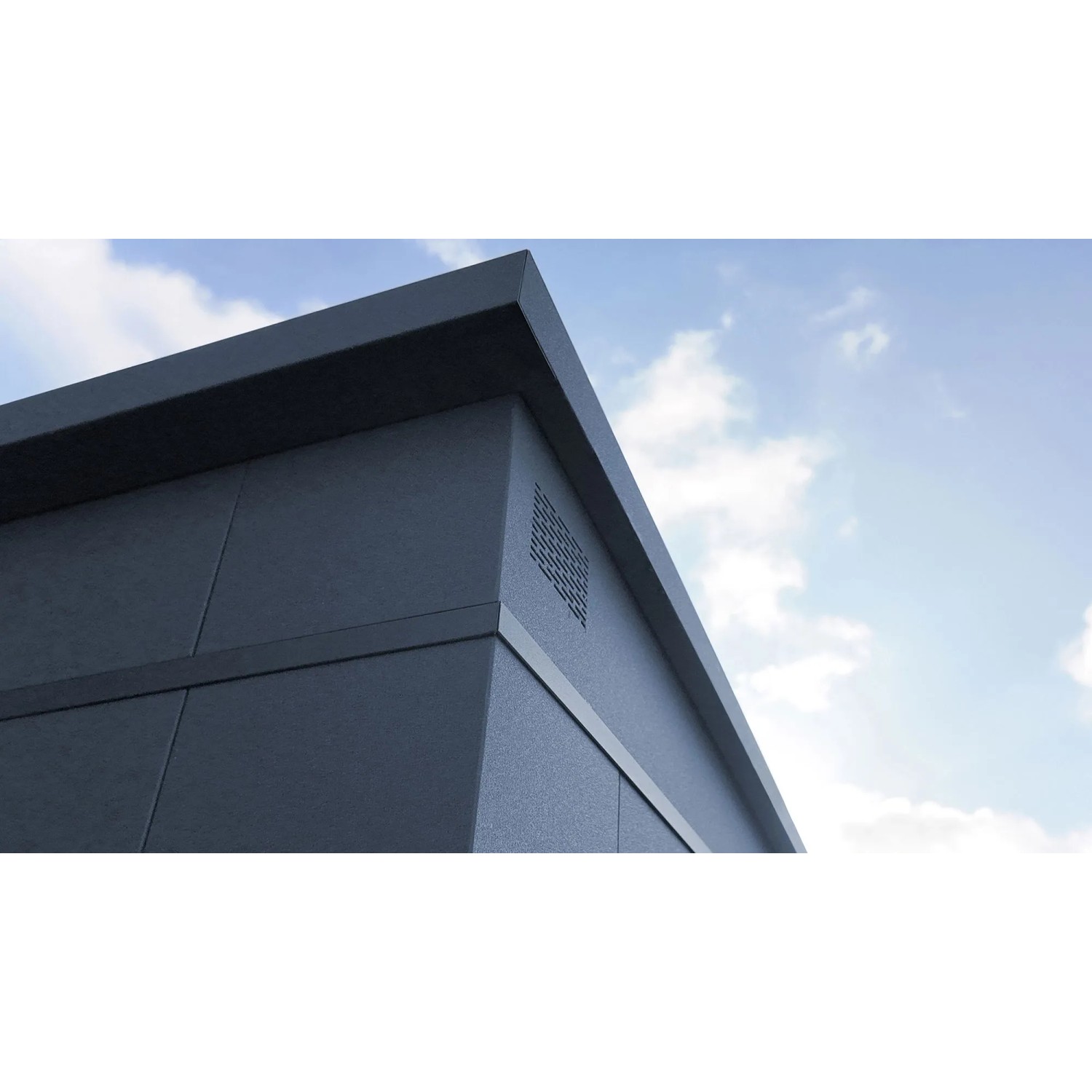 Detailansicht: Weka Metall-Gerätehaus Gary in Anthrazit, Ecke mit Lüftungsgitter.