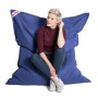 Dunkelblauer Sitting Point Sitzsack Big Bag Brava mit Person. Bequemer, großer Sitzsack für Erwachsene.
