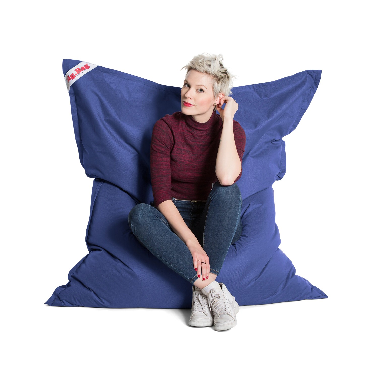 Dunkelblauer Sitting Point Sitzsack Big Bag Brava mit Person. Bequemer, großer Sitzsack für Erwachsene.